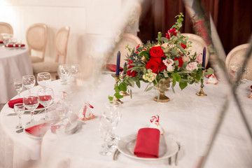 table decor for wedding ceremony, table setting, flowers, red and white decor