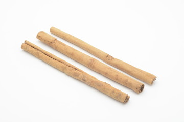 Canela en rama sobre fondo blanco