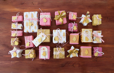 Festlich verpackte Geschenke zu Weihnachten