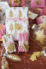 Festlich verpackte Geschenke zu Weihnachten