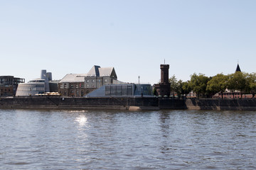 skyline mit turm und gebäuden am rheinufer in Köln Deutschland fotografiert während einer sighteeing bootstour auf dem Rhein mit einem Weitwinkelobjektiv