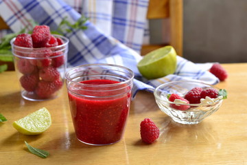 Raspberry smoothies with lime and mint
