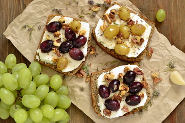 Crostini with roasted grapes, goat cheese, walnuts and honey,  top view