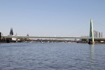 Fototapeta premium weitwinkelansicht der severinsbrück und umgebung am rhein in Köln Deutschland fotografiert während einer sighteeing bootstour auf dem Rhein mit einem Weitwinkelobjektiv