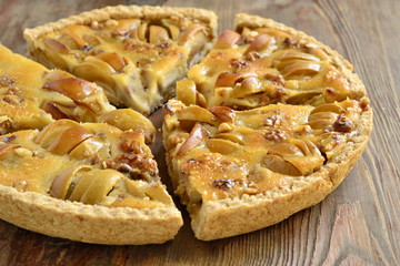 Apple tart with caramel filling