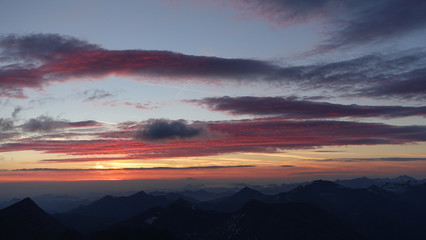 Fototapeta na wymiar Morgensonne über den Hohen Tauern