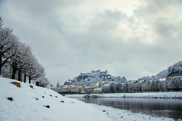 Altstadt von Salzburg, Festung Hohensalzburg und Salzach im Winter 