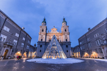 Fototapeta na wymiar Salzburger Dom, Winter und Schnee, blaue Stunde
