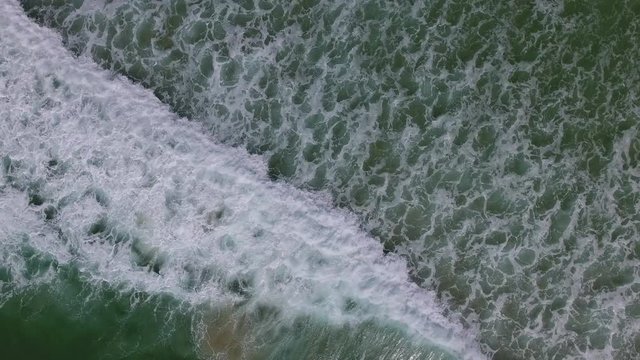 Luftaufnahme Wellen zum Strand - Draufsicht