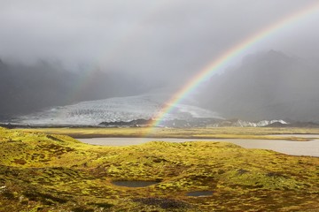 Arco iris en el glaciar Vatnajokull de Islandia (Iceland).