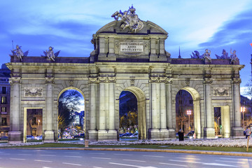 Fototapeta premium night view of the famous Puerta de Alcala in Madrid, Spain.