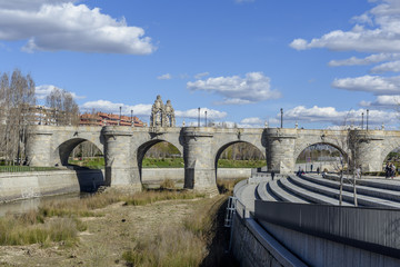 Fototapeta na wymiar view of the Manzanares River Park in Madrid, Spain.