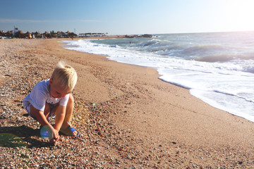 Fototapeta na wymiar Happy child playing on the beach