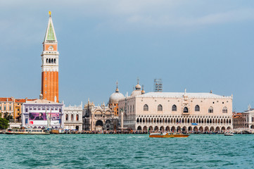 Fototapeta na wymiar La basilique, le campanile et le palais des Doges sur la place Saint-Marc à Venise