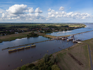 Luftaufnahme des Huntesperrwerks mit dem Elsflether Yachthafen im Hintergrund