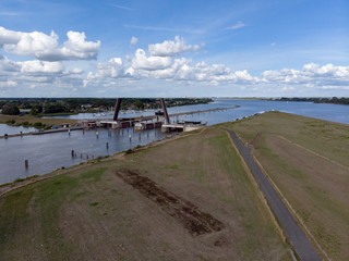 Luftaufnahme des Huntesperrwerks mit der Mündung der Hunte in die Weser im Hintergrund