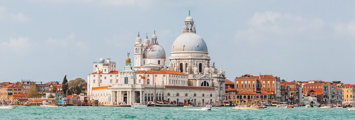 Fototapeta na wymiar La Dogana di Mare et l'église Santa Maria della Salute depuis le grand canal à Venise