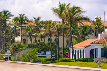 Fototapeta na wymiar The road with cars at Palm Beach, Florida at United States