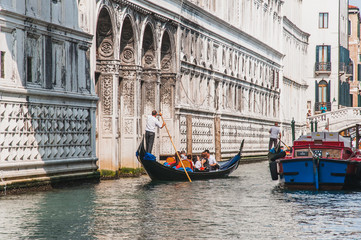 Fototapeta na wymiar Pont des soupirs ou Ponte dei sospiri et gondoles à Venise