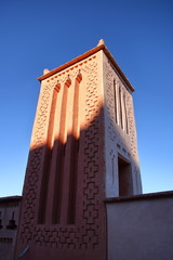 Pięknie dekorowany fragment budowli z gliny pise w tradycyjnym marokańskim stylu, wieża i mur,...