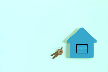 Block of paper for notes in shape of house with picture window and keys