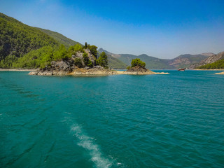 Fototapeta premium Turkusowe jezioro i góry. Turecki Zielony Kanion