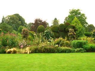 A beautifuly landscaped garden in the Cotswolds region of England