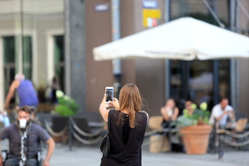 Dziewczyna robi zdjęcie selfie smartfonem, telefonem. - obrazy, fototapety, plakaty