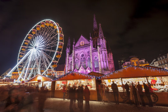 Illuminations de No&euml;l sur la place de la R&eacute;union &agrave; Mulhouse en Alsace
