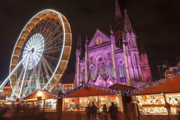 No&euml;l &agrave; Mulhouse, la grande roue, les chalets et le temple Saint-Etienne