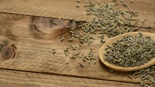 Lavanda seca en una cuchara de madera