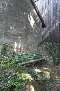 sitzbank auf dem jüdischen friedhof in flörsheim-dalsheim