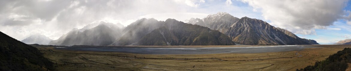 Fototapeta na wymiar Panoramic of Mt Cook plateau in New Zealand , on the south island.
