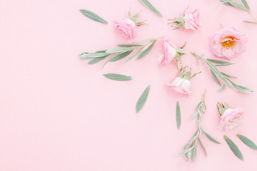 Obraz na płótnie Canvas Beautiful pink roses heads on pink background