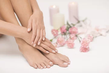 Fotobehang Het beeld van ideaal gedaan manicure en pedicure. Vrouwelijke handen en benen op de spa-plek. © forma82
