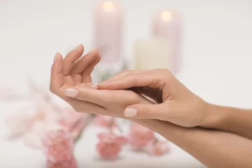 Badezimmer Foto Rückwand Hautpflege für die Hände. Nahaufnahmebild der Hände der schönen Frau mit hellrosa Maniküre. © forma82