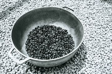 Café grains noir et blanc sur table en bois Colombie Salento