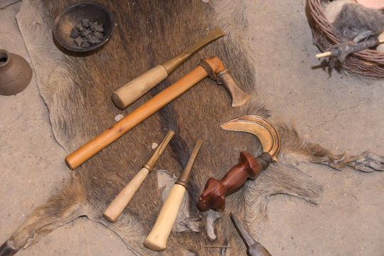 Werkzeug aus der Bronzezeit liegt sortiert auf einem Tierfell