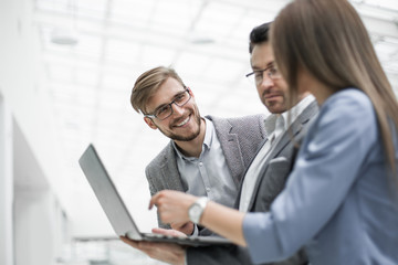 Obraz premium close up. employees discussing working issues