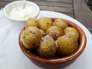 Papas arrugadas, lang gekochte Kartoffeln mit Salz, spanische Tapas