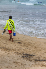 Rettungsschwimmer geht entlang Sandstrand auf  Mallorca