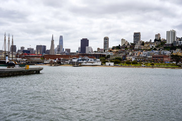 Obraz premium SAN FRANCISCO, CALIFORNIA, USA- MAY 15, 2018: Ships at the quay and view of the city
