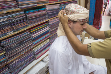 Oman Turban Kaftan traditionelle Kleidung Anprobe von Tourist