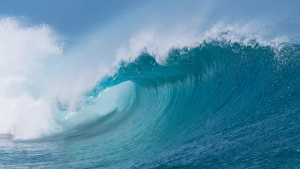  CLOSE-UP: Mooie diepblauwe buisgolf in de Pacific-krullen op een zonnige dag. © helivideo