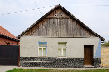 Fototapeta na wymiar Wohnhaus Fassade mit Holz in Serbien
