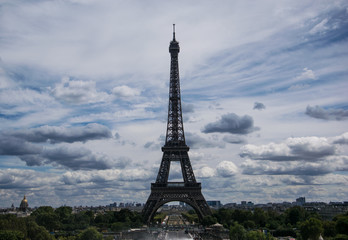Fototapeta na wymiar view towards the eiffel Tower as seen from Trocadero Gardens.