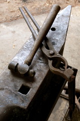Outils du forgeron, enclume, marteau et pince à forge, département de l'Eure,  Normandie, France