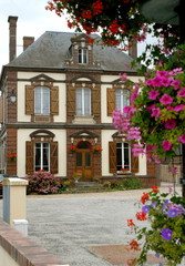 Fototapeta na wymiar ville fleurie de Francheville, ancienne école communale, département de l'Eure, Normandie, France