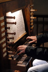 Ville de Francheville, organiste de l'église de la commune, gros plan sur les mains et claviers, département de l'Eure, Normandie, France