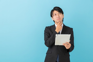 タブレットを見るミドル男性　ビジネス　考える